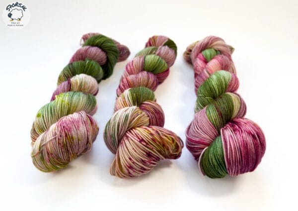 8e122c80-3c3b-43f4-8a2c-12eeb12daaa4 Handgeverfd Merino garen 'Helleborus oriëntalis'.