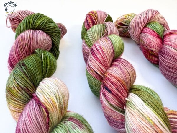 a521c02a-af4f-4552-b3a8-d770e5336b8d Handgeverfd Merino garen 'Helleborus oriëntalis'.