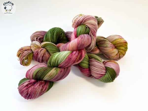 b49d336e-9b39-46a9-83ee-c2ffda2eaabc Handgeverfd Merino garen 'Helleborus oriëntalis'.