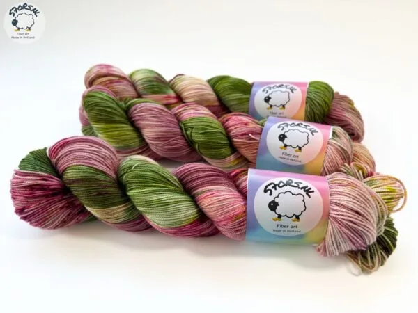Hand-dyed Merino Yarn “Helleborus Orientalis”.