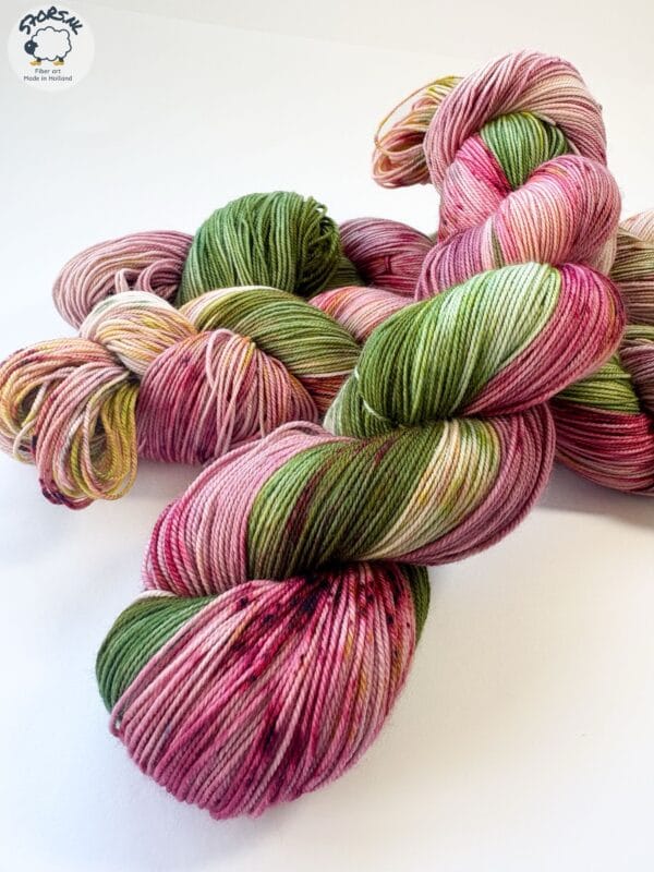 ffb0d2a0-13e0-4743-ba47-0b5a17eca0aa Handgeverfd Merino garen 'Helleborus oriëntalis'.