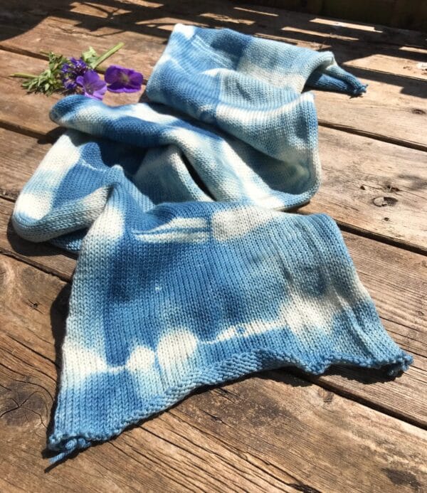 il_fullxfull.2371711487_pnyy.jpg Hand dyed organic indigo shibori  sockblank. Sockweight superwash merino with nylon blend.