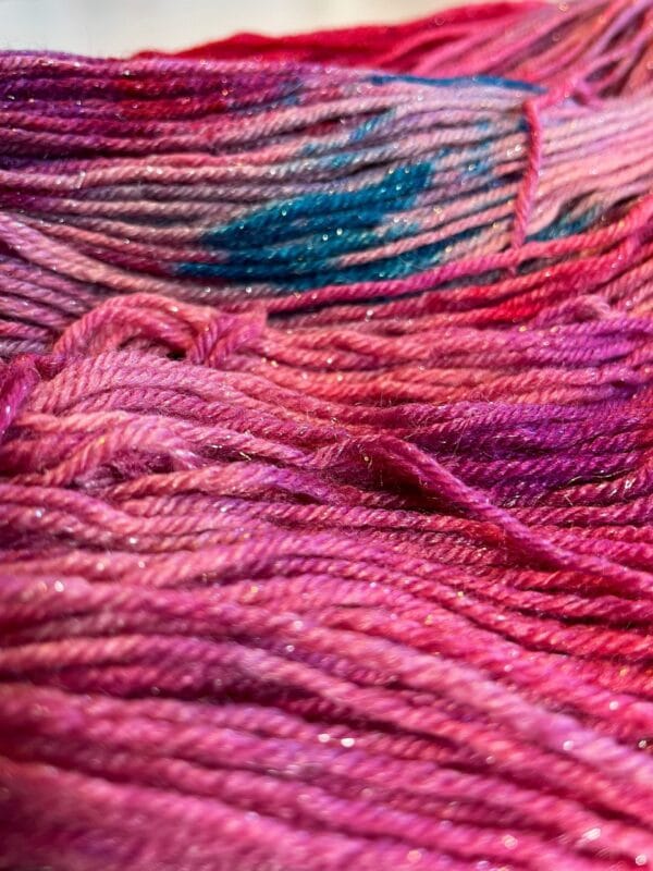 Met de hand geverfd super wash Merino, nylon en stellina sokkengaren. In rood, blauw en paars.