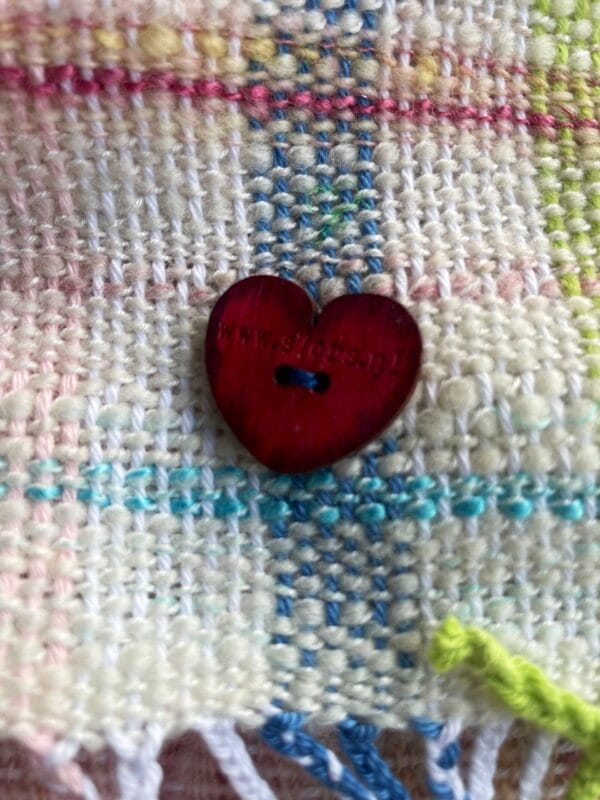 Fijne handgesponnen en handgeweven sjaal. Met alpaca, merino en katoenvezels. Lichtgewicht in zachte pastelkleuren.