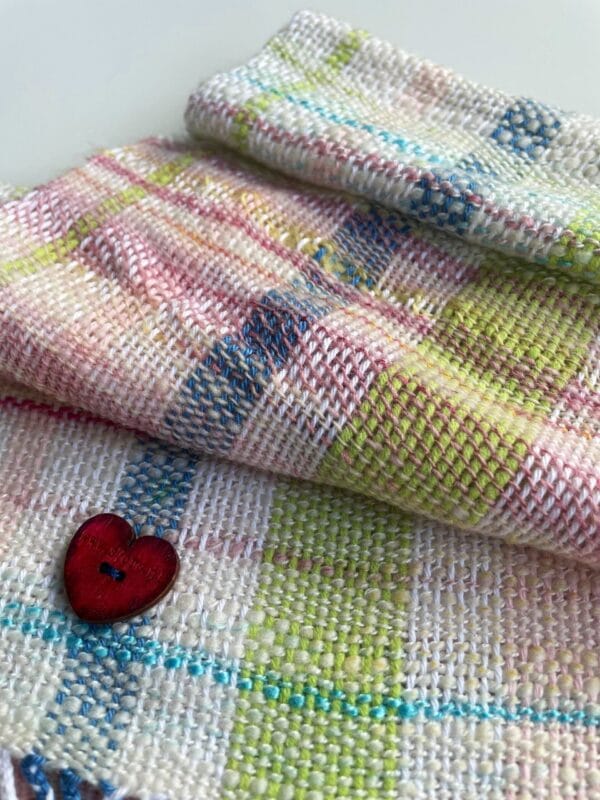 Fijne handgesponnen en handgeweven sjaal. Met alpaca, merino en katoenvezels. Lichtgewicht in zachte pastelkleuren.