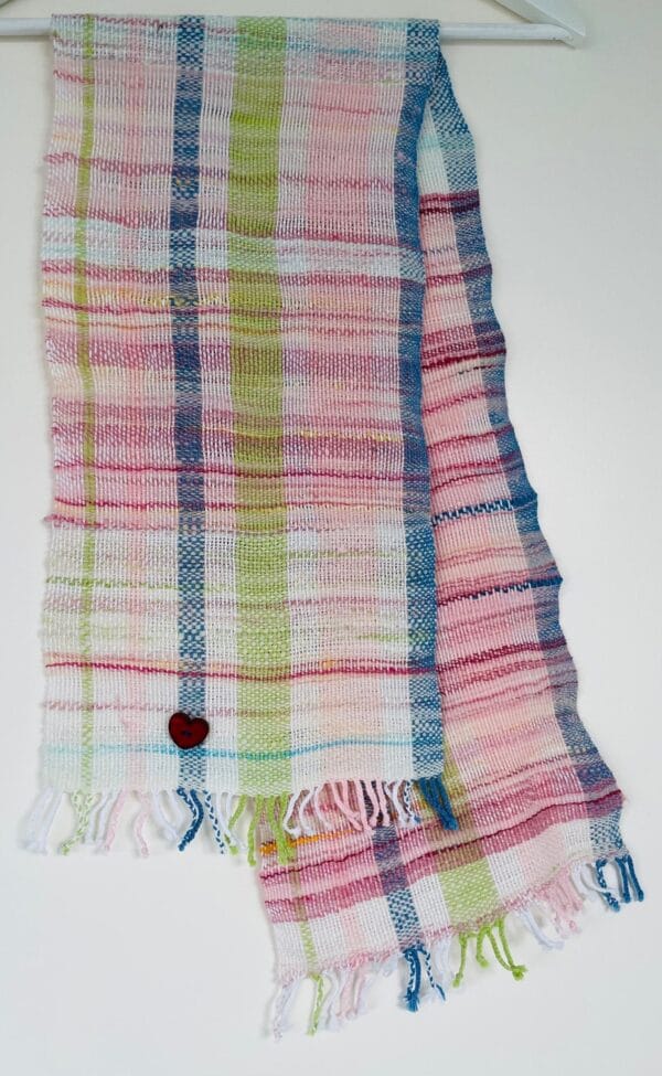 Fijne handgesponnen en handgeweven sjaal. Met alpaca, merino en katoenvezels. Lichtgewicht in zachte pastelkleuren.