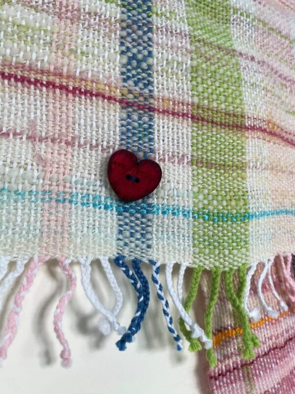 Fijne handgesponnen en handgeweven sjaal. Met alpaca, merino en katoenvezels. Lichtgewicht in zachte pastelkleuren.