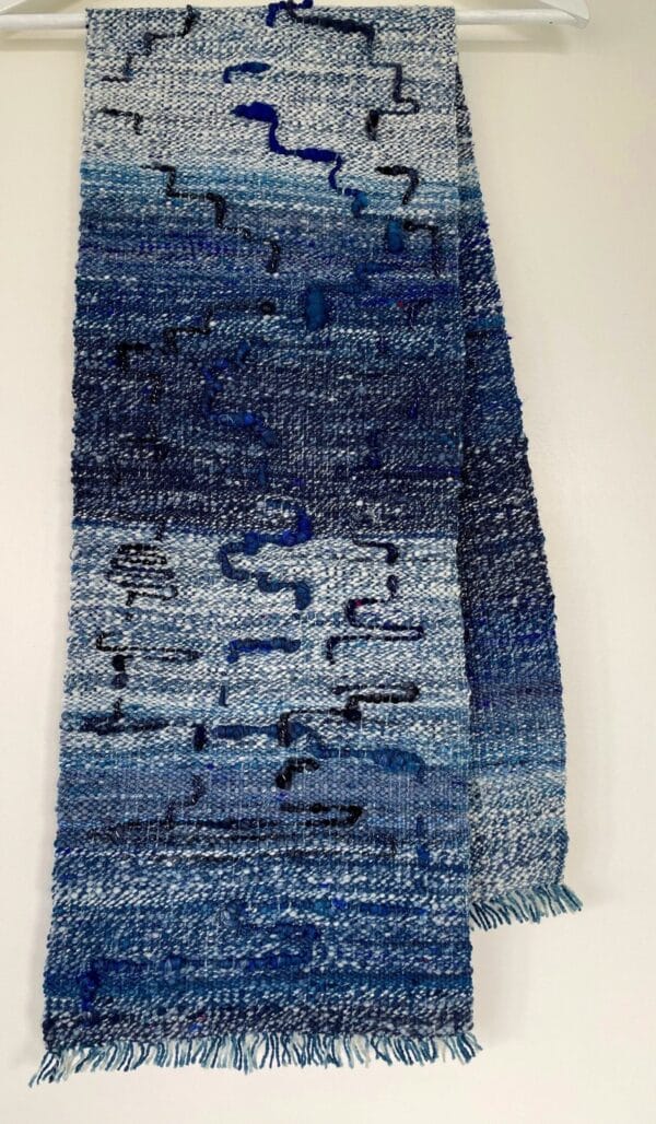 il_fullxfull.4599021976_x4tb.jpg Handgesponnen en handgeweven sjaal in blauw en wit. Met mooie kunstgaren details en een handgeverfde organische indigo schering.