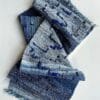 il_fullxfull.4599021982_alpj.jpg Handgesponnen en handgeweven sjaal in blauw en wit. Met mooie kunstgaren details en een handgeverfde organische indigo schering.