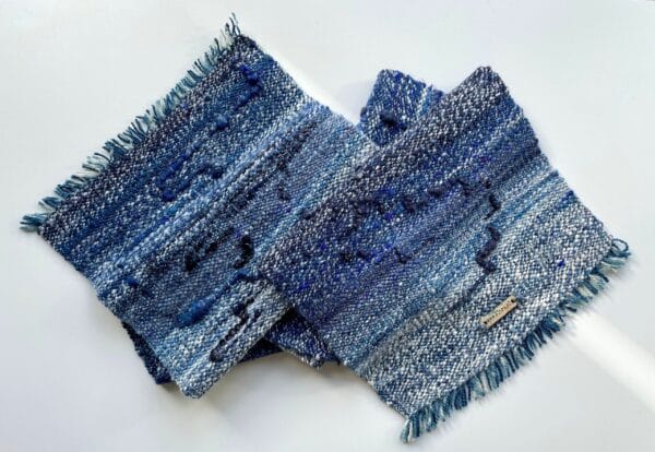 il_fullxfull.4599022004_gdbk.jpg Handgesponnen en handgeweven sjaal in blauw en wit. Met mooie kunstgaren details en een handgeverfde organische indigo schering.