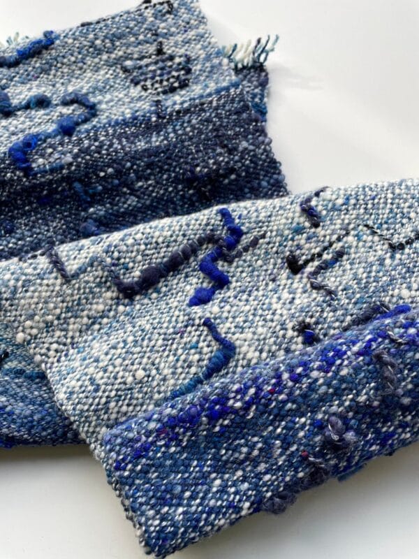 il_fullxfull.4599022072_dp06.jpg Handgesponnen en handgeweven sjaal in blauw en wit. Met mooie kunstgaren details en een handgeverfde organische indigo schering.