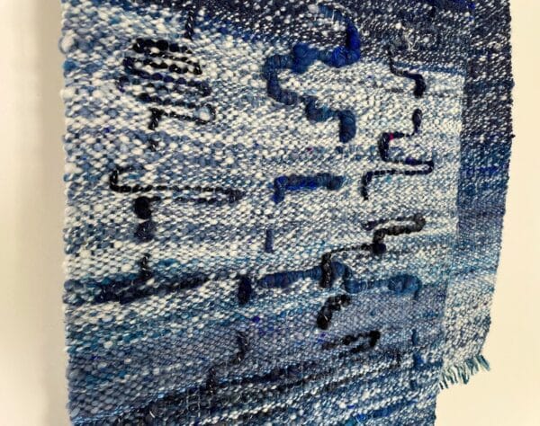 il_fullxfull.4599022094_3jd3.jpg Handgesponnen en handgeweven sjaal in blauw en wit. Met mooie kunstgaren details en een handgeverfde organische indigo schering.