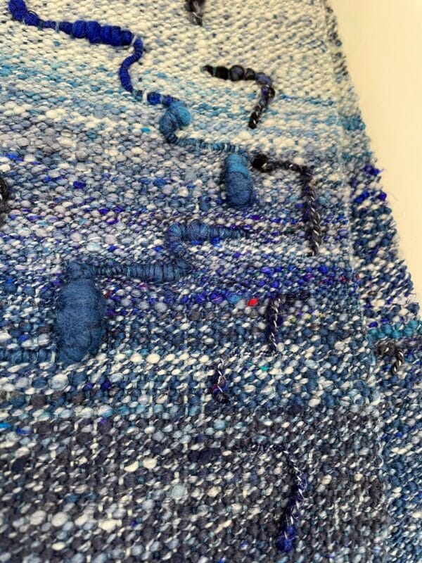 il_fullxfull.4599022122_4c7h.jpg Handgesponnen en handgeweven sjaal in blauw en wit. Met mooie kunstgaren details en een handgeverfde organische indigo schering.