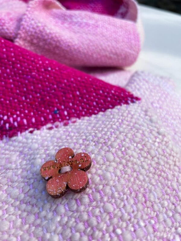 Kleine handgesponnen en handgeweven sjaal in roze en wit. Met alpaca, merinowol en sarizijde op een katoenen ketting.