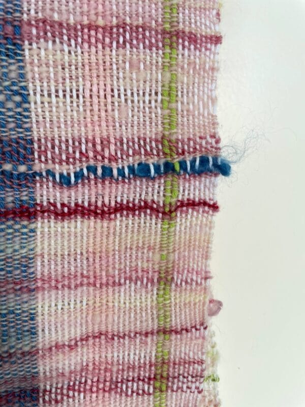 Fijne handgesponnen en handgeweven sjaal. Met alpaca, merino en katoenvezels. Lichtgewicht in zachte pastelkleuren.