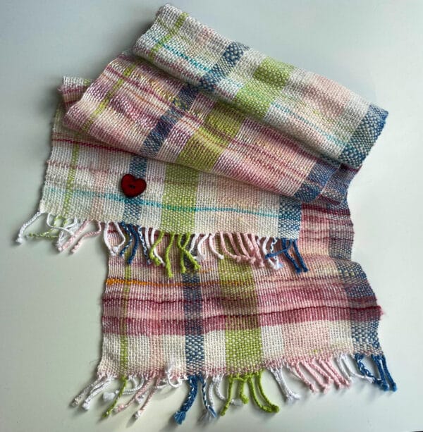 Fijne handgesponnen en handgeweven sjaal. Met alpaca, merino en katoenvezels. Lichtgewicht in zachte pastelkleuren.