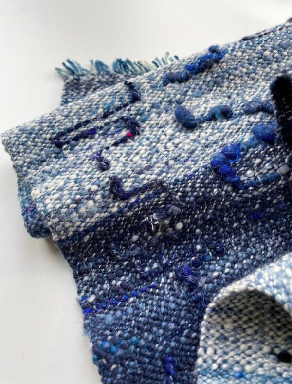 il_fullxfull.4647268301_3d48.jpg Handgesponnen en handgeweven sjaal in blauw en wit. Met mooie kunstgaren details en een handgeverfde organische indigo schering.