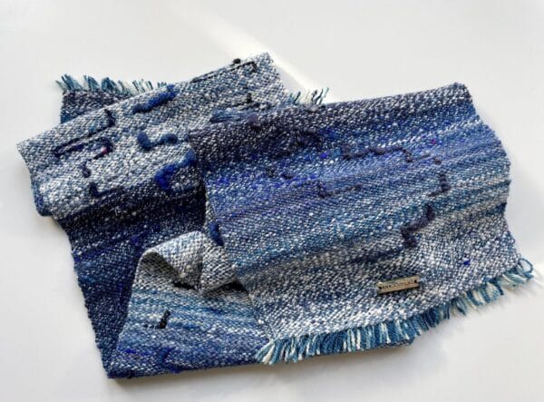 il_fullxfull.4647268413_7rv5.jpg Handgesponnen en handgeweven sjaal in blauw en wit. Met mooie kunstgaren details en een handgeverfde organische indigo schering.