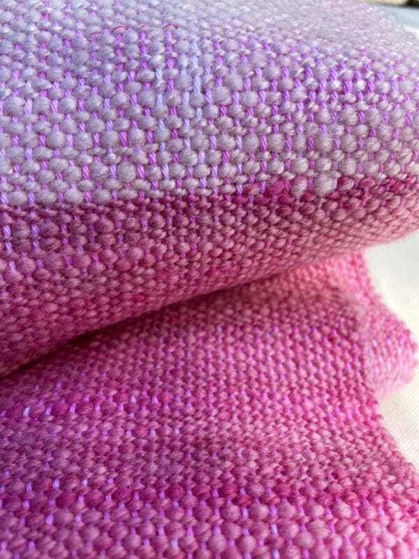 Kleine handgesponnen en handgeweven sjaal in roze en wit. Met alpaca, merinowol en sarizijde op een katoenen ketting.