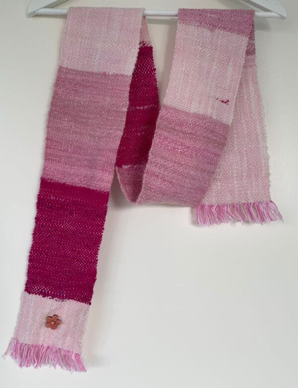 Kleine handgesponnen en handgeweven sjaal in roze en wit. Met alpaca, merinowol en sarizijde op een katoenen ketting.