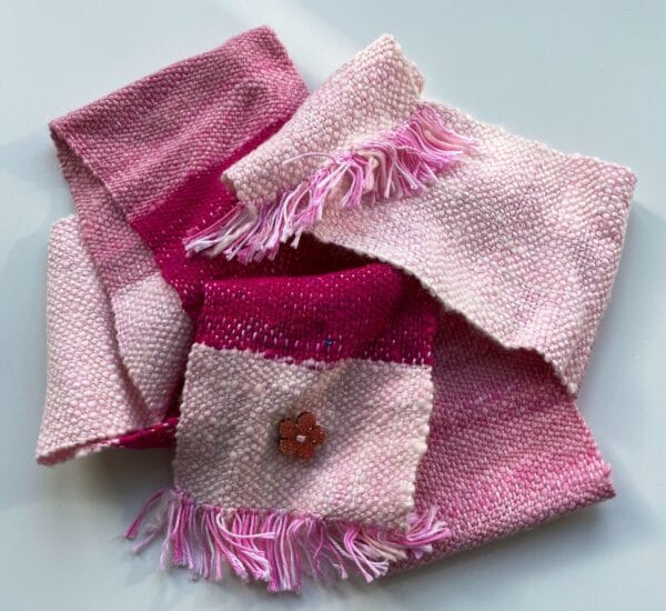 Kleine handgesponnen en handgeweven sjaal in roze en wit. Met alpaca, merinowol en sarizijde op een katoenen ketting.