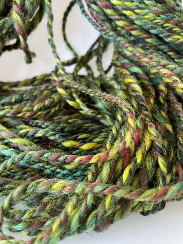 il_fullxfull.4690609285_l1hy.jpg Hand spun yarn made with Shetland wool, fine merino, bio nylon and flax/linen.