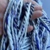 il_fullxfull.4690620509_r6nj.jpg Handgesponnen garen, fauxcashmere, bio-nylon en sari zijde in Delfts blauwe kleuren.