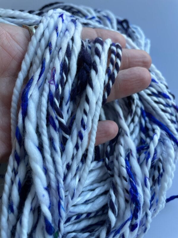 il_fullxfull.4690620509_r6nj.jpg Handgesponnen garen, fauxcashmere, bio-nylon en sari zijde in Delfts blauwe kleuren.