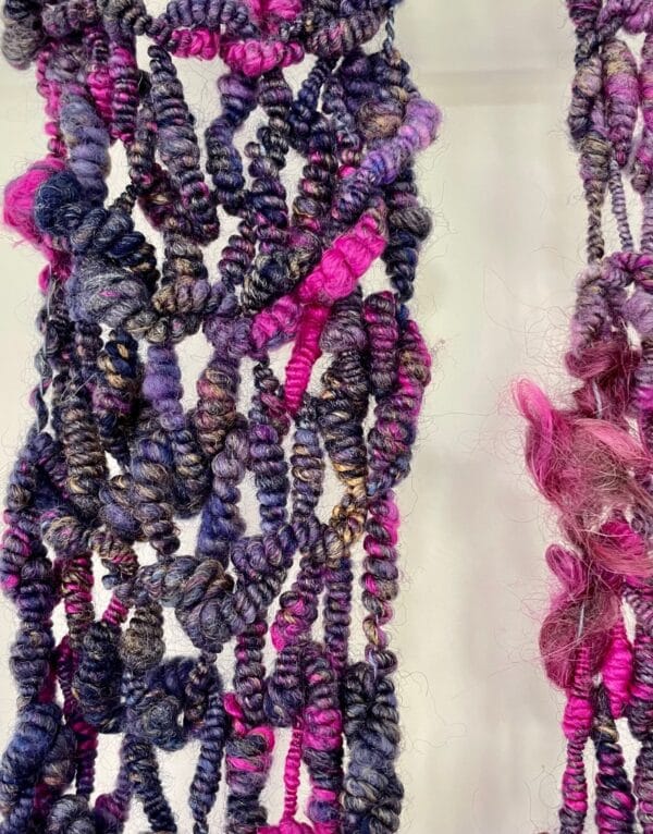 Handgesponnen en handgebreide boho sjaal. In paars en blauw met mohair lokken en kunstgaren franjes.