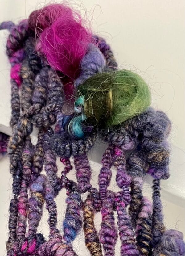 Handgesponnen en handgebreide boho sjaal. In paars en blauw met mohair lokken en kunstgaren franjes.