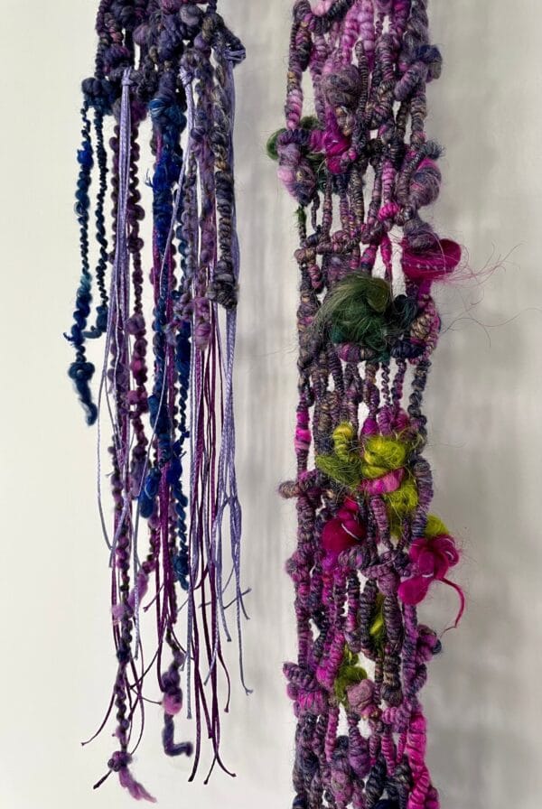 Handgesponnen en handgebreide boho sjaal. In paars en blauw met mohair lokken en kunstgaren franjes.