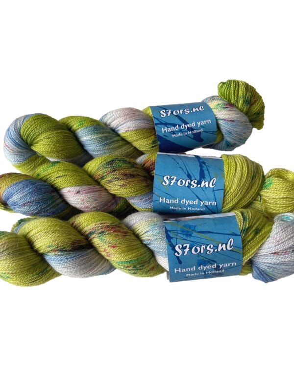 il_fullxfull.5306215264_evhz.jpg Handgeverfd superwash Merino en bamboe kantgaren. Hemelsblauw en lentegroen met fluorescerende spikkels. Lente