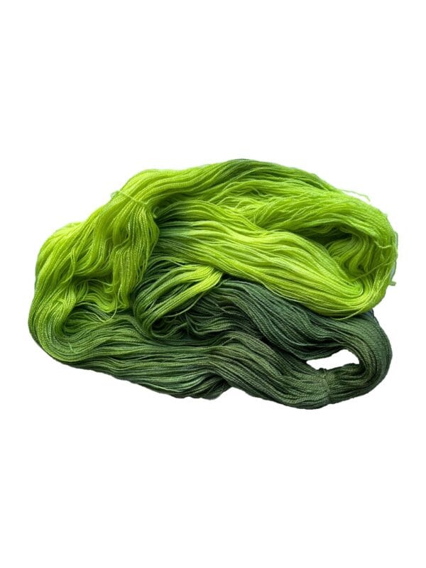 il_fullxfull.5634377254_kkri.jpg Zacht, handgeverfd kantgewicht garen. Supergewassen, niet gemillimeterd Merino en bamboe. Pooling avacado groen met fluorescerende chartreuse strepen.