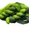 il_fullxfull.5634377558_9mzj.jpg Zacht, handgeverfd kantgewicht garen. Supergewassen, niet gemillimeterd Merino en bamboe. Pooling avacado groen met fluorescerende chartreuse strepen.