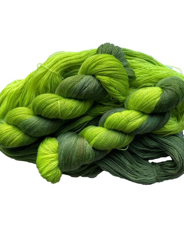 il_fullxfull.5634377558_9mzj.jpg Zacht, handgeverfd kantgewicht garen. Supergewassen, niet gemillimeterd Merino en bamboe. Pooling avacado groen met fluorescerende chartreuse strepen.