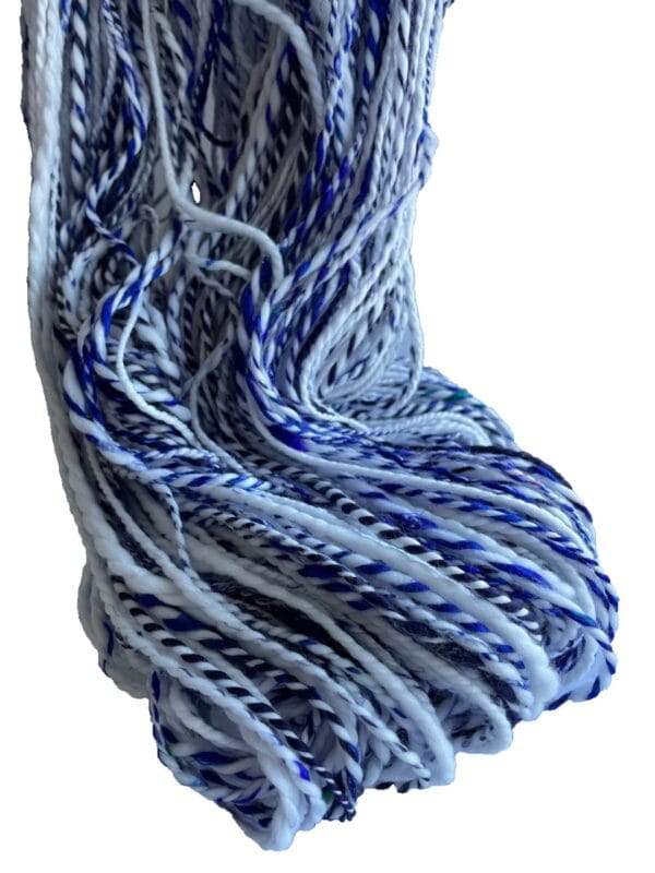 il_fullxfull.5634454782_tw4m.jpg Handgesponnen garen, fauxcashmere, bio-nylon en sari zijde in Delfts blauwe kleuren.