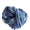 il_fullxfull.5634454838_nbtx.jpg Handgesponnen garen, fauxcashmere, bio-nylon en sari zijde in Delfts blauwe kleuren.