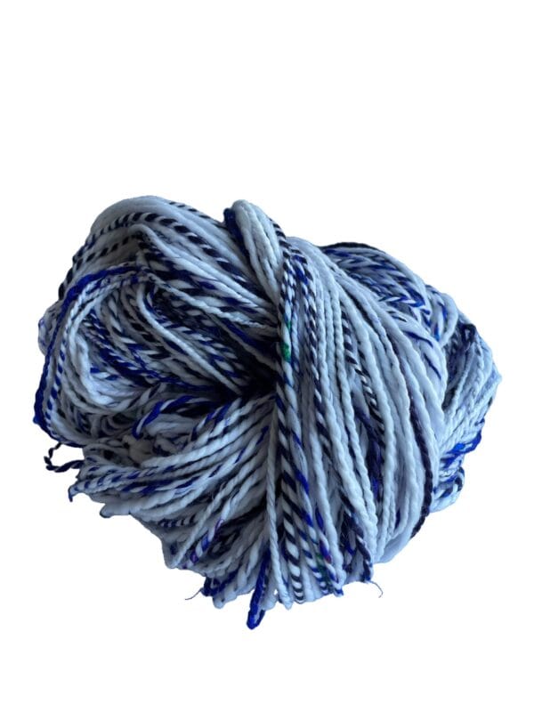 il_fullxfull.5634454838_nbtx.jpg Handgesponnen garen, fauxcashmere, bio-nylon en sari zijde in Delfts blauwe kleuren.