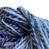 il_fullxfull.5634454918_cd1t.jpg Handgesponnen garen, fauxcashmere, bio-nylon en sari zijde in Delfts blauwe kleuren.