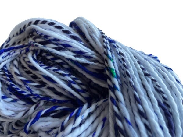 il_fullxfull.5634454918_cd1t.jpg Handgesponnen garen, fauxcashmere, bio-nylon en sari zijde in Delfts blauwe kleuren.