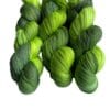 il_fullxfull.5682442489_37bt.jpg Zacht, handgeverfd kantgewicht garen. Supergewassen, niet gemillimeterd Merino en bamboe. Pooling avacado groen met fluorescerende chartreuse strepen.