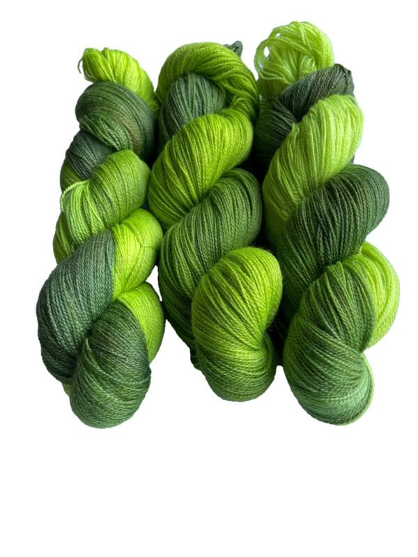 il_fullxfull.5682442489_37bt.jpg Zacht, handgeverfd kantgewicht garen. Supergewassen, niet gemillimeterd Merino en bamboe. Pooling avacado groen met fluorescerende chartreuse strepen.