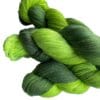 il_fullxfull.5682442585_4fhe.jpg Zacht, handgeverfd kantgewicht garen. Supergewassen, niet gemillimeterd Merino en bamboe. Pooling avacado groen met fluorescerende chartreuse strepen.
