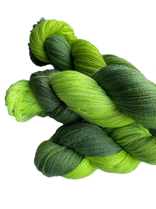 il_fullxfull.5682442585_4fhe.jpg Zacht, handgeverfd kantgewicht garen. Supergewassen, niet gemillimeterd Merino en bamboe. Pooling avacado groen met fluorescerende chartreuse strepen.