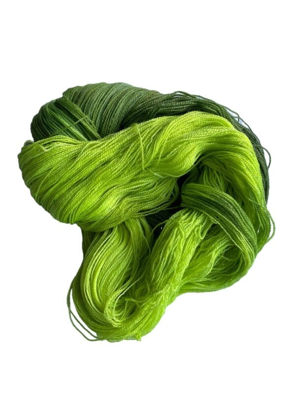 il_fullxfull.5682443029_2wto.jpg Zacht, handgeverfd kantgewicht garen. Supergewassen, niet gemillimeterd Merino en bamboe. Pooling avacado groen met fluorescerende chartreuse strepen.