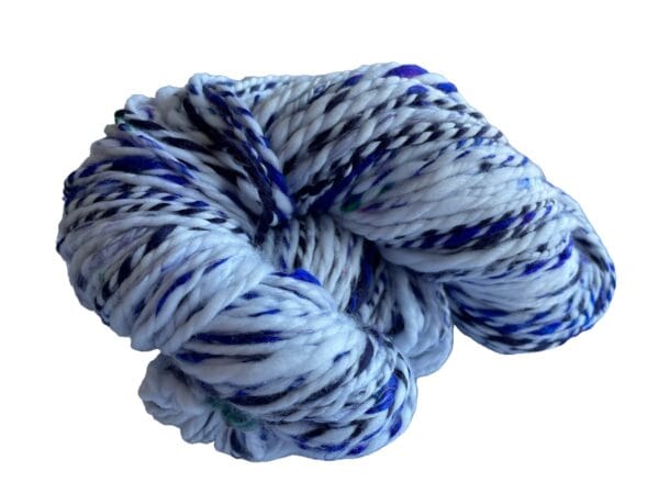 il_fullxfull.5682519611_7d6k.jpg Handgesponnen garen, fauxcashmere, bio-nylon en sari zijde in Delfts blauwe kleuren.