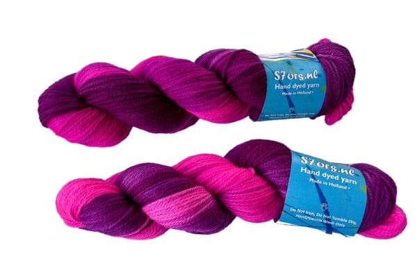 il_fullxfull.5695939090_4e35.jpg Handgeverfd superwash Merino DK gewicht garen. Paars met fluoriserend roze