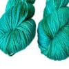 il_fullxfull.5696043466_61b5.jpg Handgeverfd superwash Merino en moerbeizijde Aran gewicht garen. Oceaangroen.