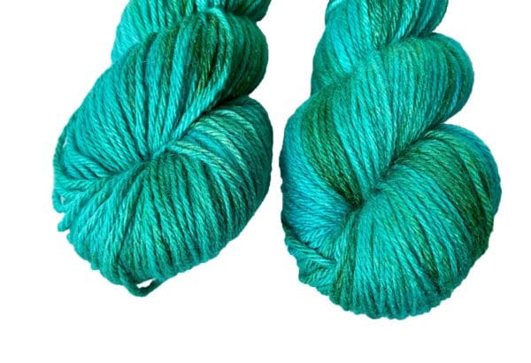 il_fullxfull.5696043466_61b5.jpg Handgeverfd superwash Merino en moerbeizijde Aran gewicht garen. Oceaangroen.