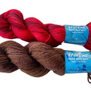 Met de hand geverfd Texels wolgaren in Maroon of Bloedrood.